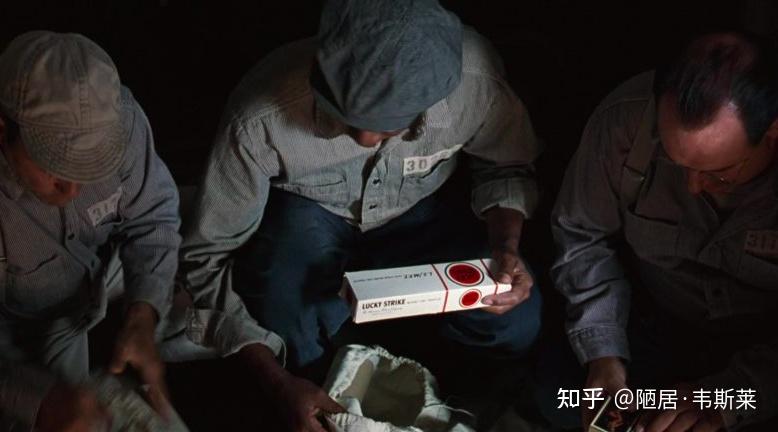 《肖申克的救赎》中安迪在屋顶喝的什么啤酒?