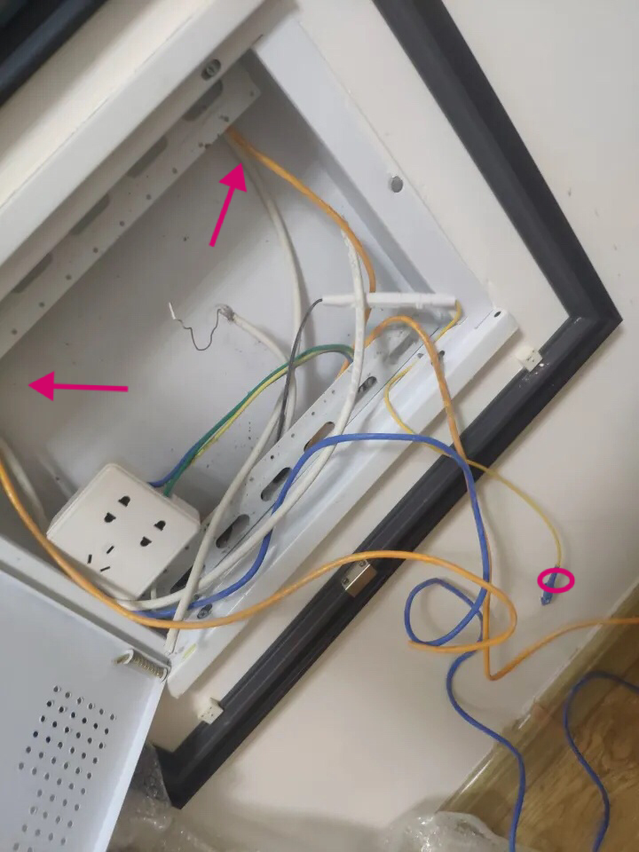 大神们帮看下这弱电箱里面都是什么线,我三个卧室和客厅都有网口,这