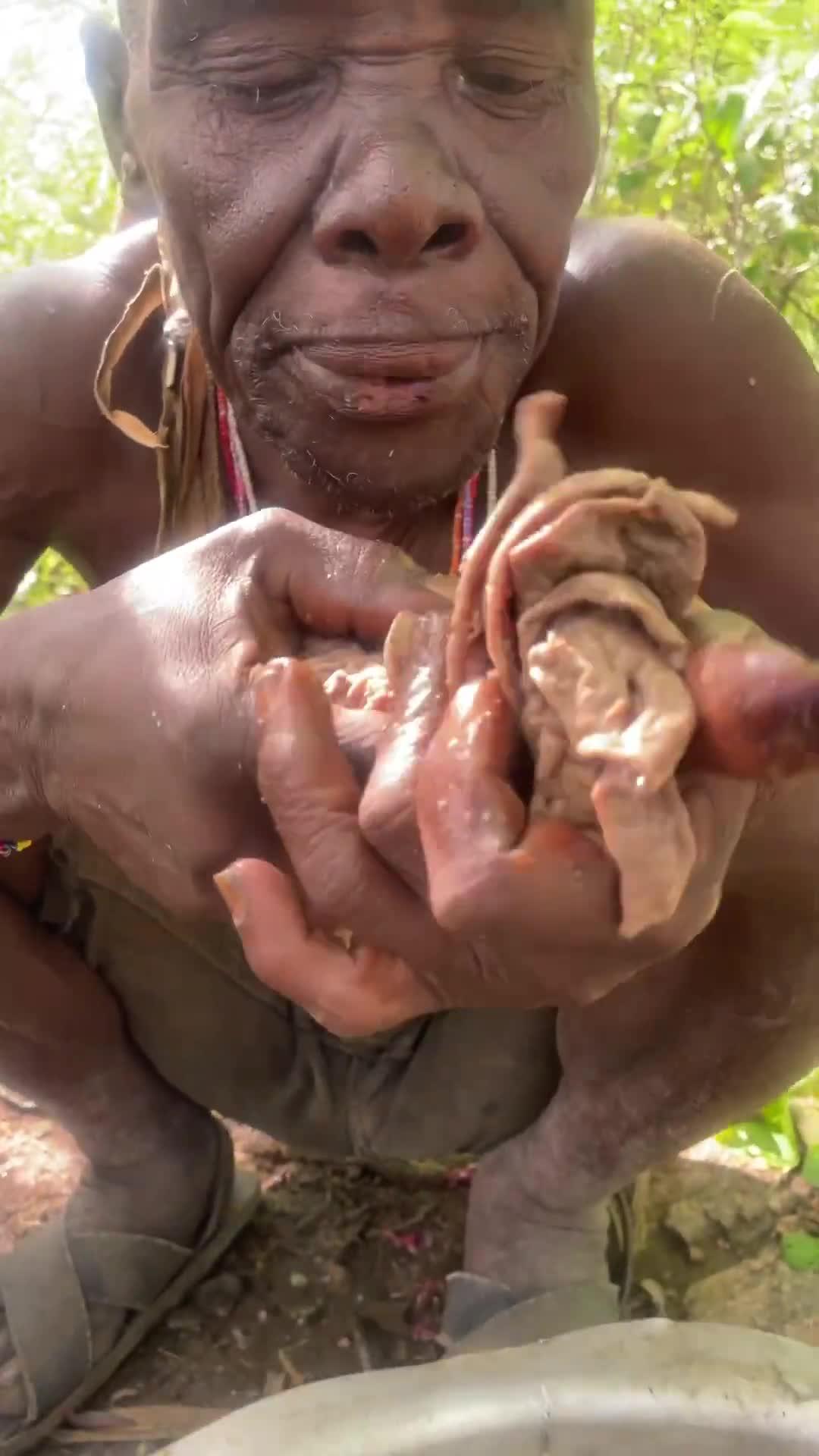 非洲原始部落老猎手徒手吃内脏