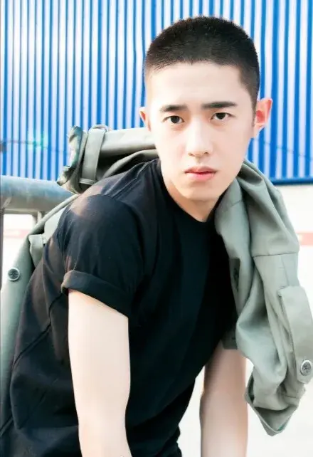 他是公认的大学校草他也是最帅的it理工男