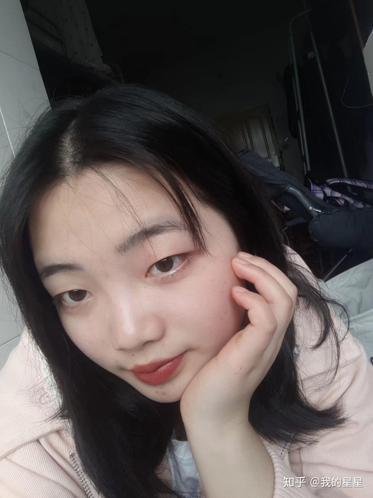 有没有那种单眼皮小眼睛塌鼻梁厚嘴唇但还挺好看的女生