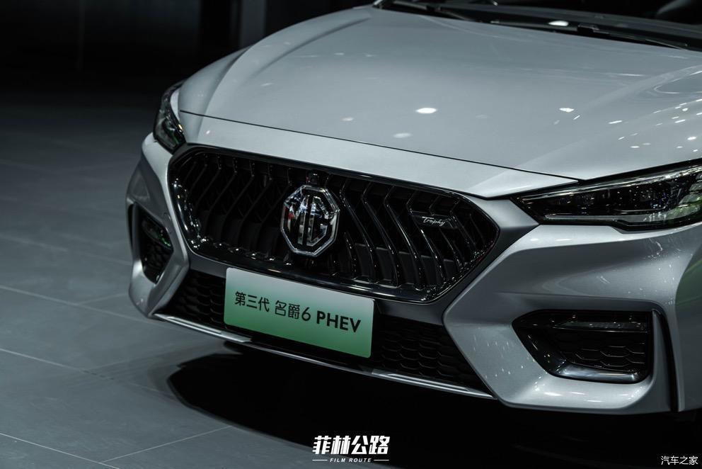 但是在看过新款名爵6之后,我仿佛忘记了老款车型的设计,脑海中浮现的