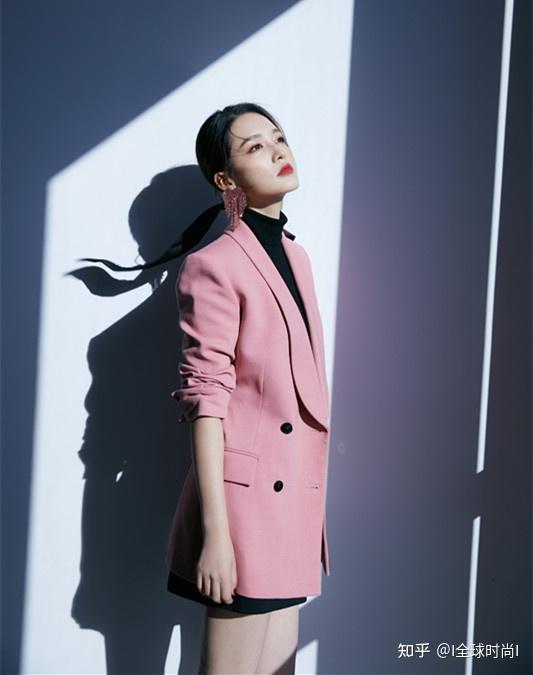 伊能静颜值逆生长穿粉色西装抹红唇52的年龄25岁的心态