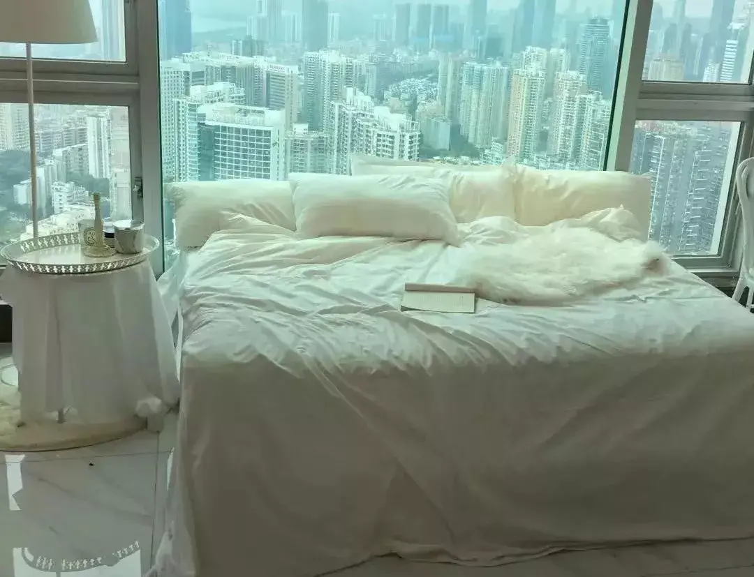 花88元假装住豪华酒店让漂亮小姐姐排队的咖啡店靠床照走红