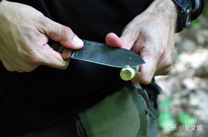 行家演示户外用刀实用技能