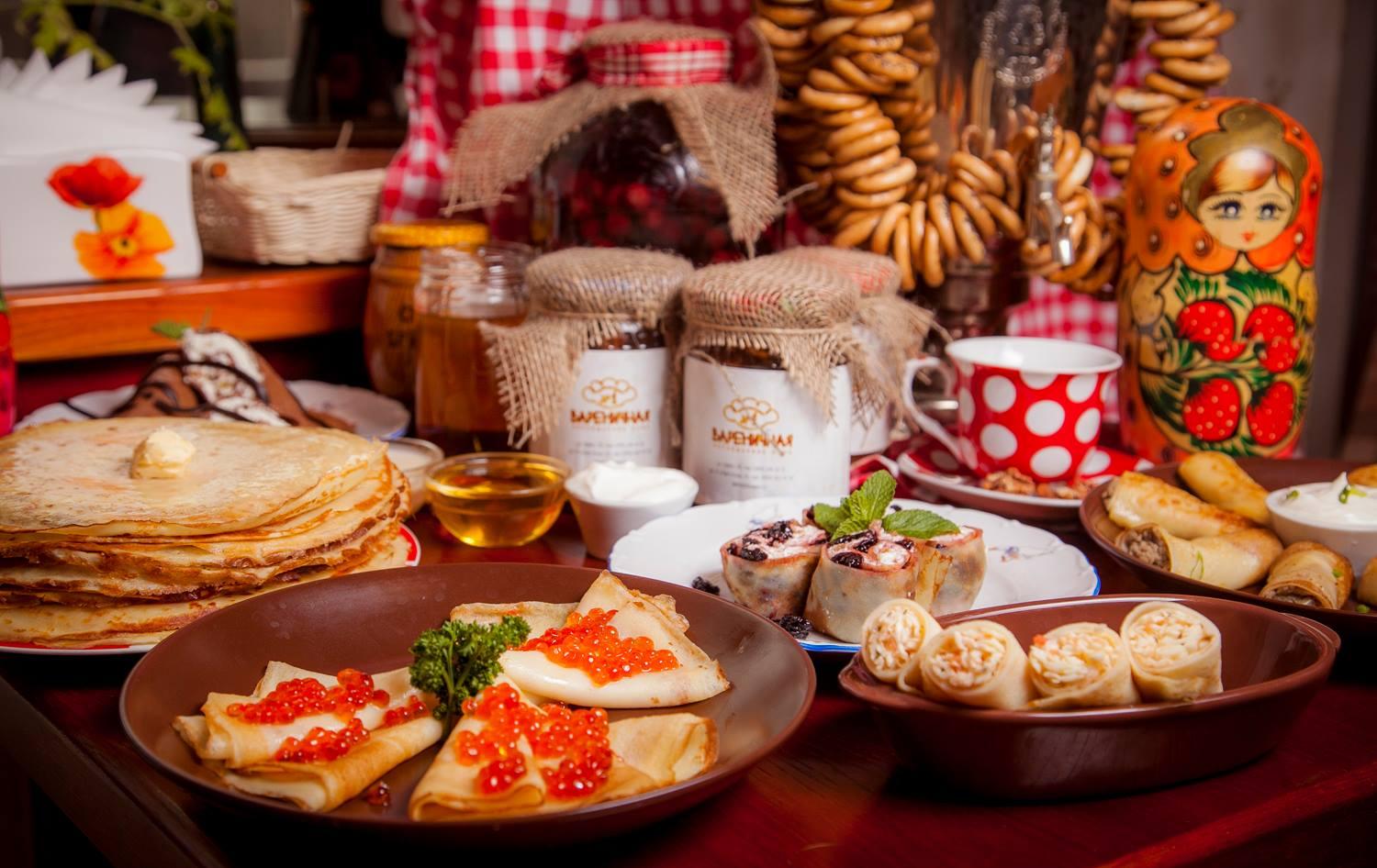 由于气候寒冷,俄罗斯人形成了以高脂肪,高热量食物为主的饮食习惯.