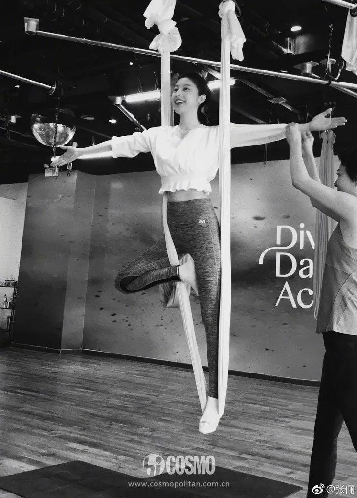 真的瘦 | 你只看到了佟丽娅的神仙颜,却漏了她精彩的马甲线!