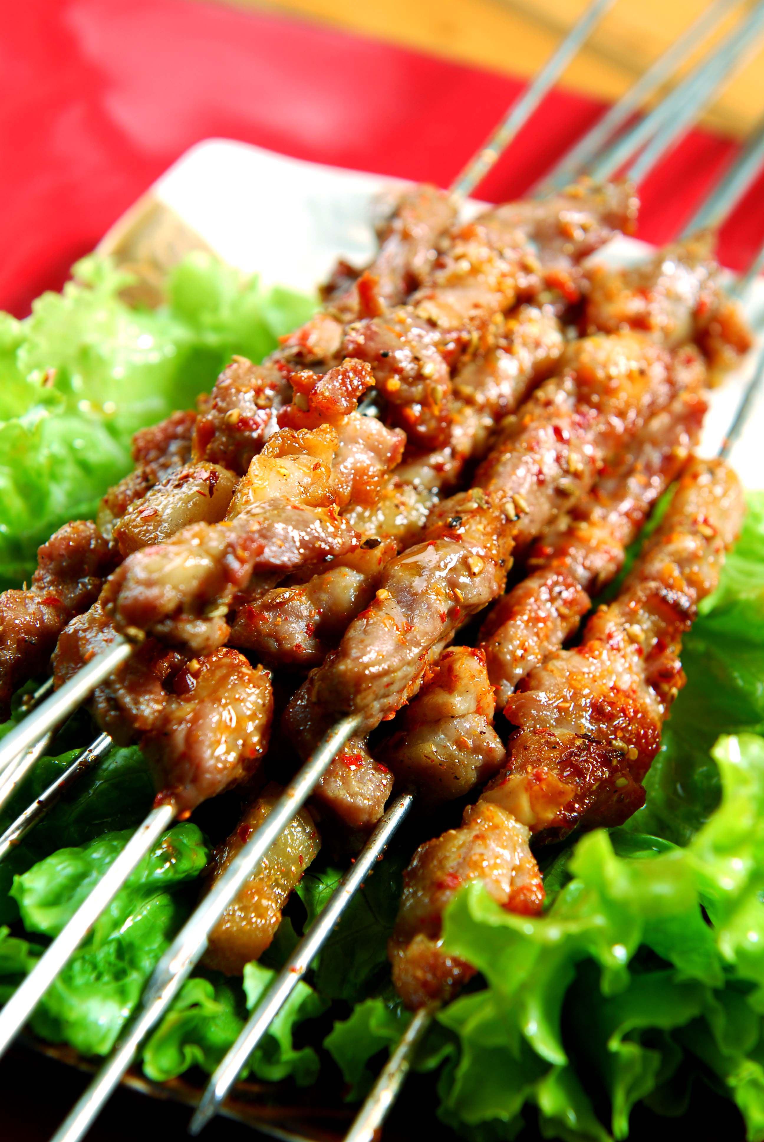 鱼,野味;陈巴尔虎旗:羊蝎子,清真炖大骨,油炸奶皮子;满洲里:俄餐,烤肉