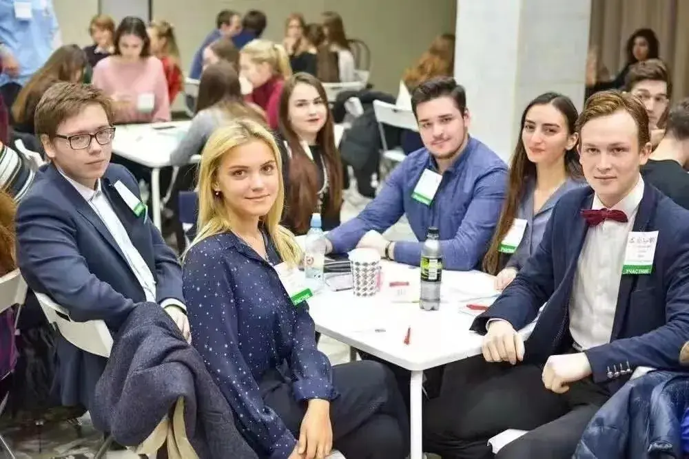 白俄罗斯布列斯特(普希金)国立大学9月开学,6月份毕业,中间有假期每晚