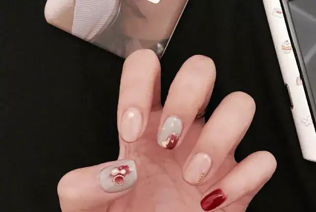 这里可能是最全的新年美甲集合了-新年美甲图片2021简单大方红色衣服