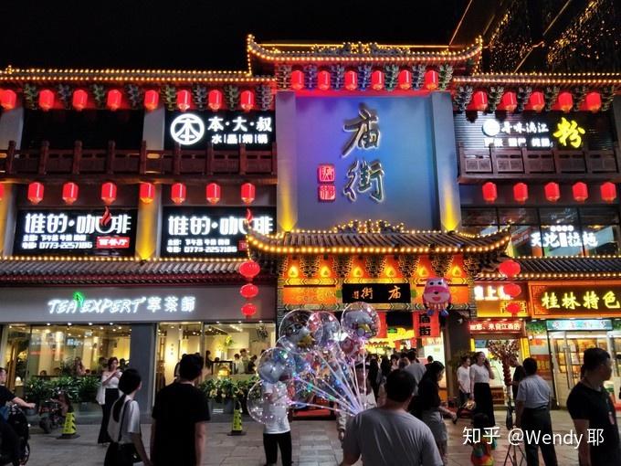 號(正陽步行街王城商廈對面)東西巷美食以特色店鋪和知名連鎖餐飲為主