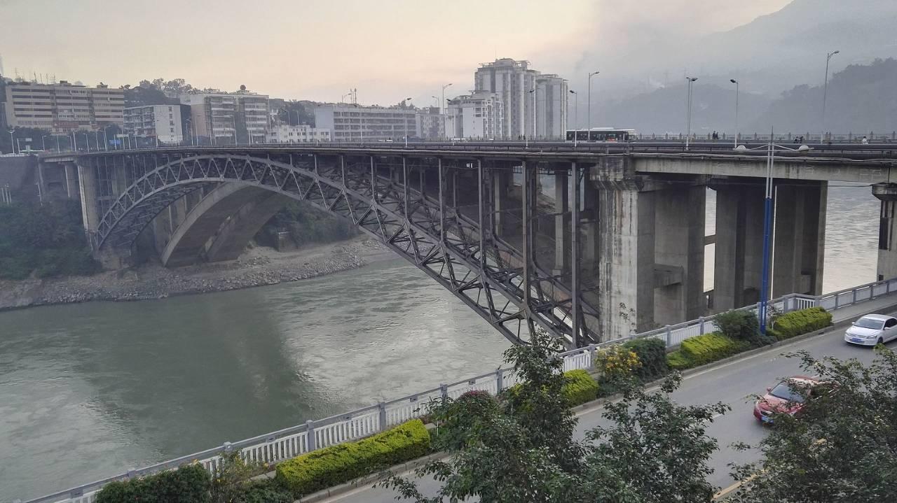 老密地大桥在炳草岗大桥建成前,是攀枝花所有跨江大桥中最为重要的