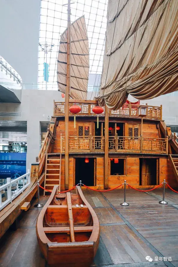 展品很丰富,一进馆有一艘巨大的明代福船立在馆中央,高达三屋楼 ,十分