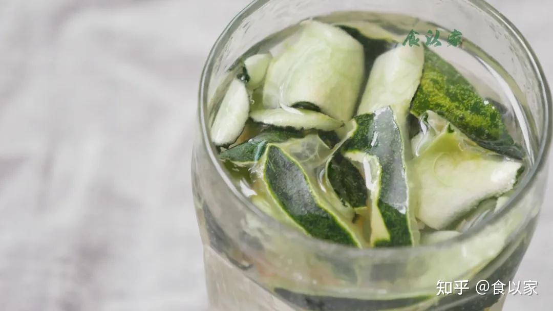 先把赤小豆放入砂锅内,加入温水适量,浸泡1～2小时;再把冬瓜皮,西瓜皮