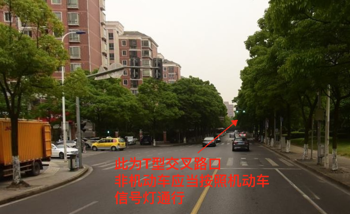 騎著自行車在t字路口靠右側直行被告知闖紅燈合理嗎? - 知乎