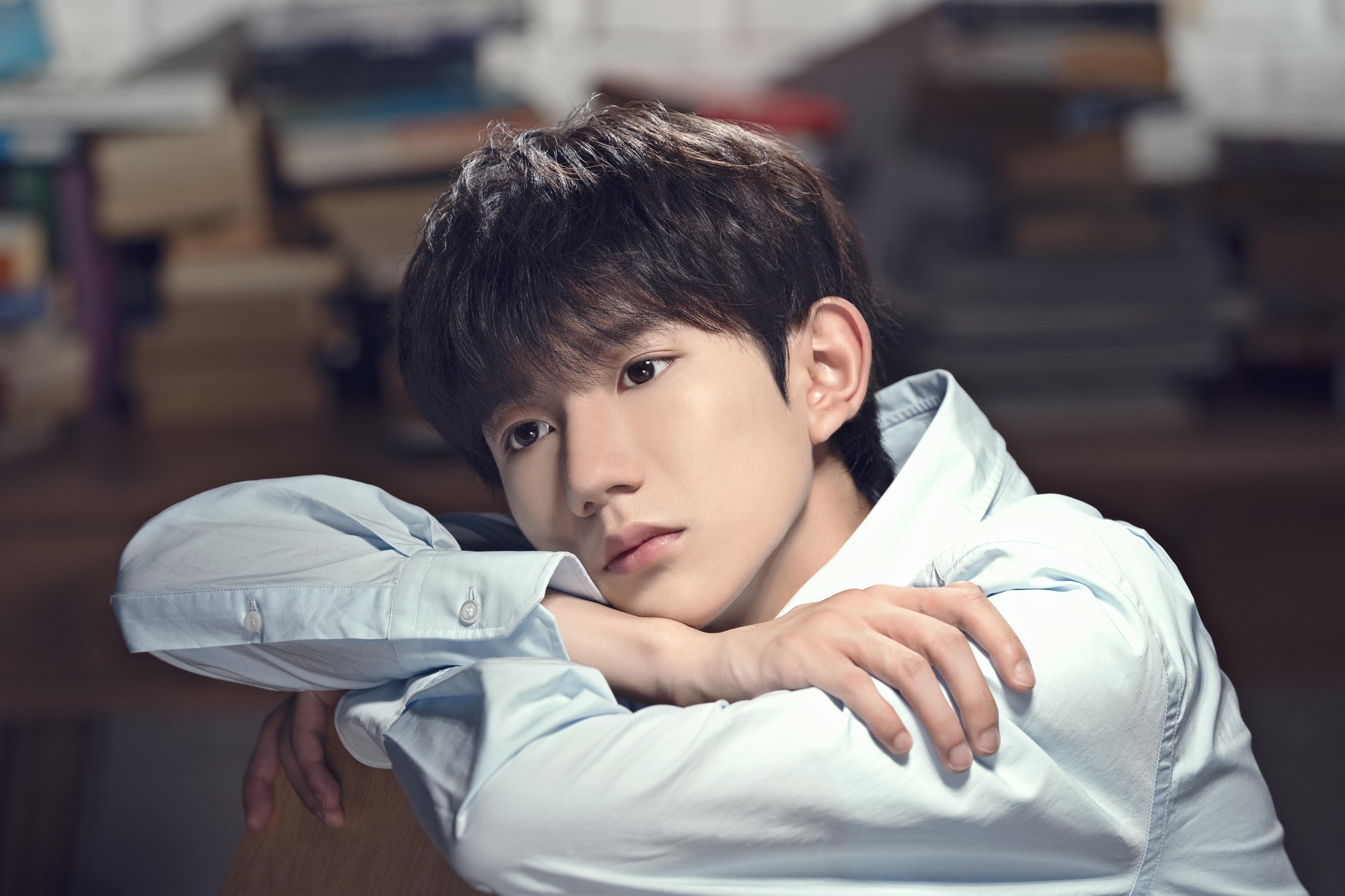 放大图片,都能清楚地看到王源脸上的细小绒毛,也能从王源的侧脸上看见