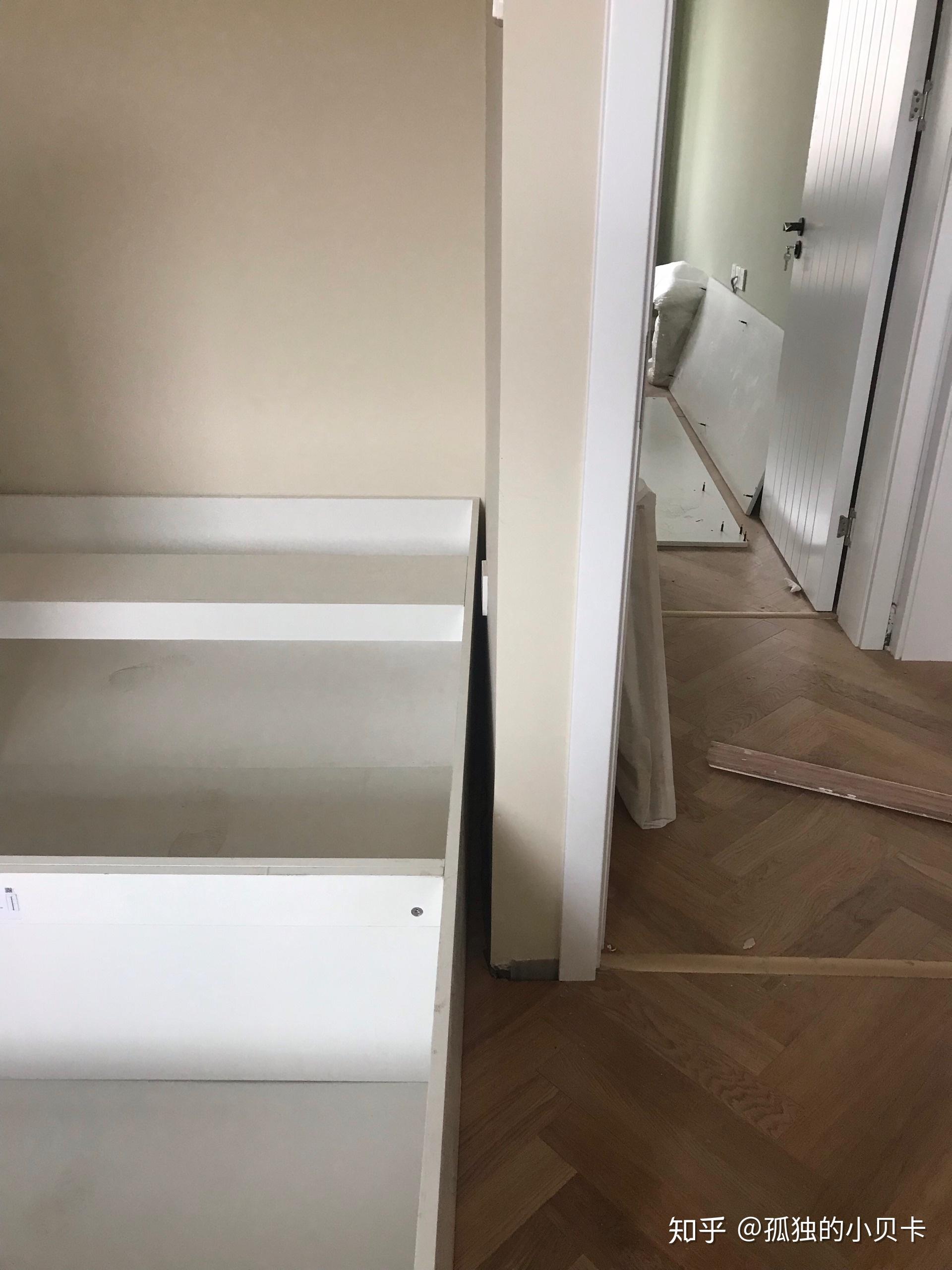 装修完没发现,装定制的榻榻米和衣柜时才发现墙斜的明显!