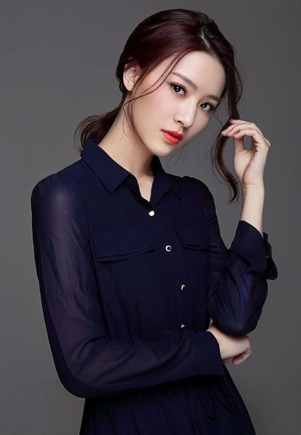 气质惊艳身材佳 女神刘美彤 - 知乎