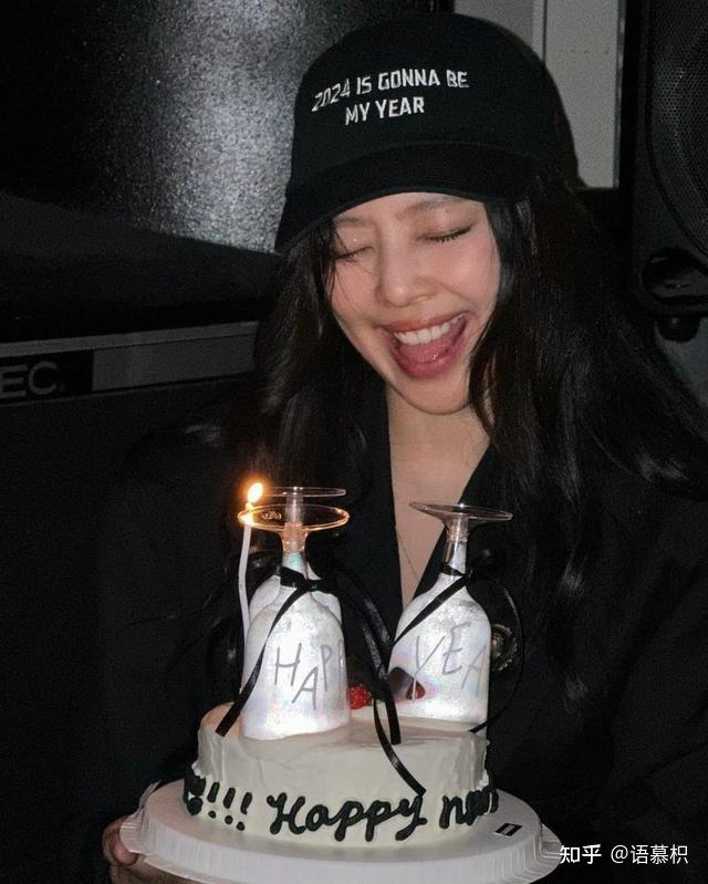 jennie穿校服惊喜现身被问到年龄突然结巴称无法适应当前辈