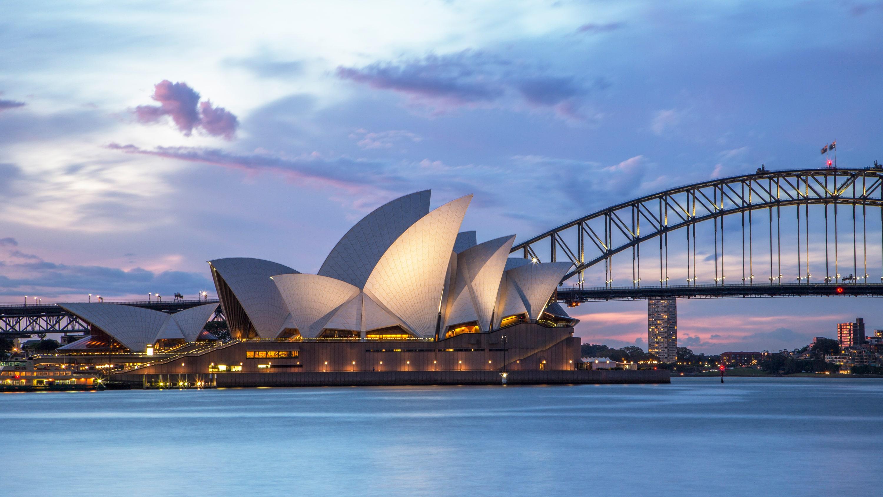 这个造型别致的建筑是如此出名,以至于人们很难想象缺了她的悉尼港