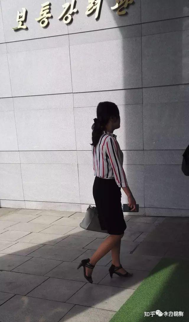 朝鲜街拍朝鲜美女白领一族已成为平壤市容的一部分