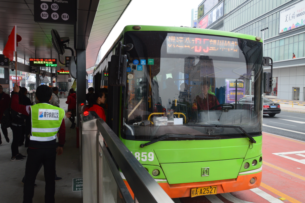 南寧快速公交一號線b01路開通從火車站到火車東站您是會選擇地鐵還是