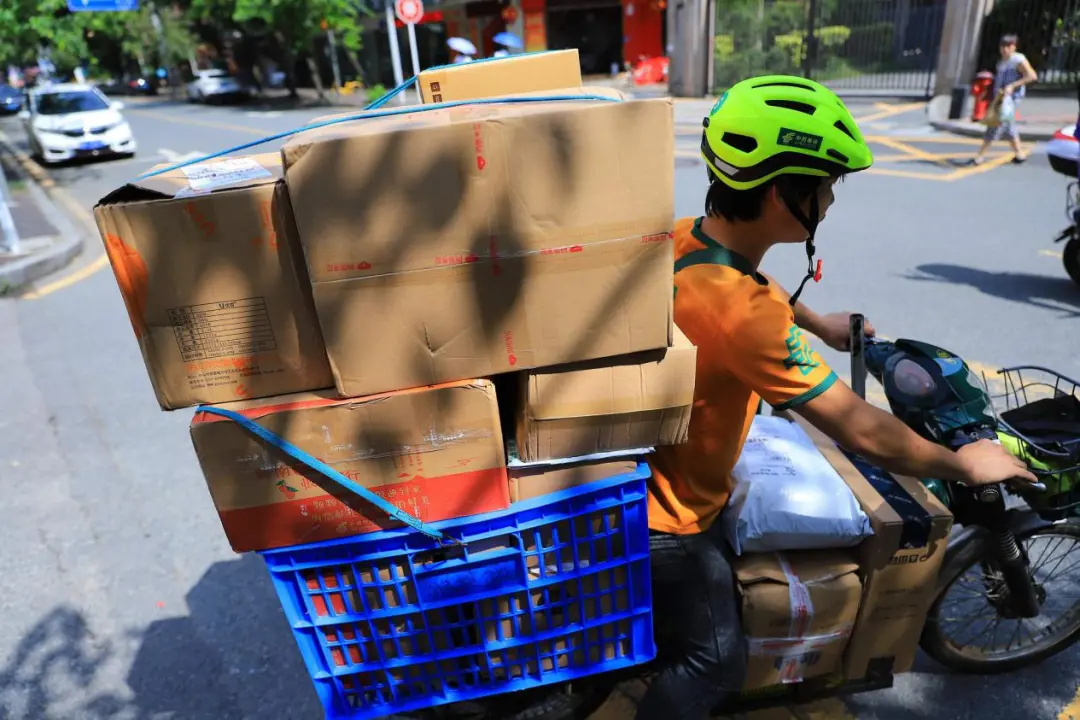 谁逼疯了快递小哥?