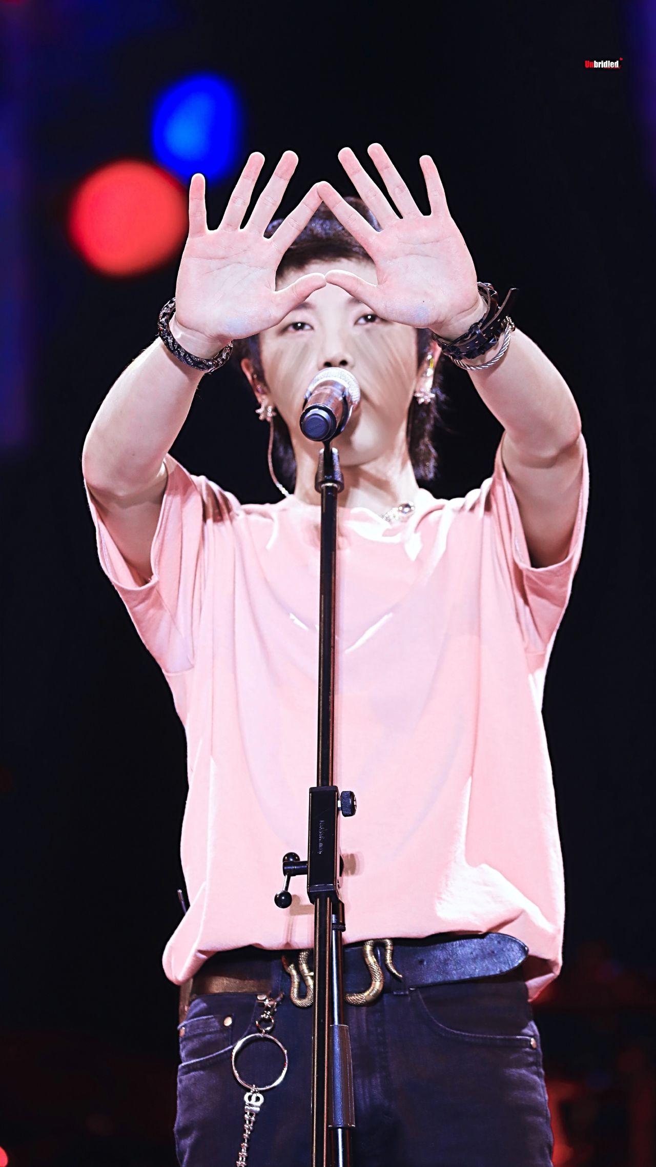 谁有华晨宇专用比心图啊啊求图告急