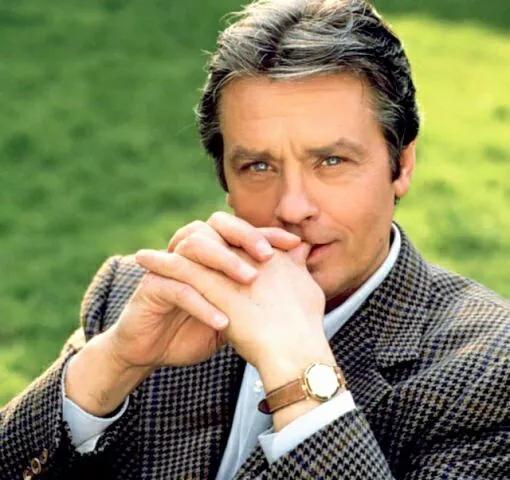 如何评价阿兰德龙的外貌?