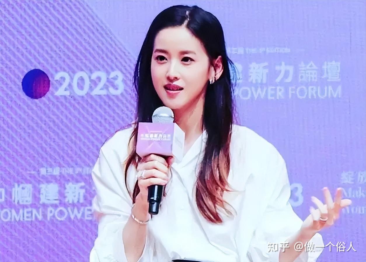 章泽天与马斯克同台,公开透露患有帕金森病,喝多了咖啡后手会抖 - 知