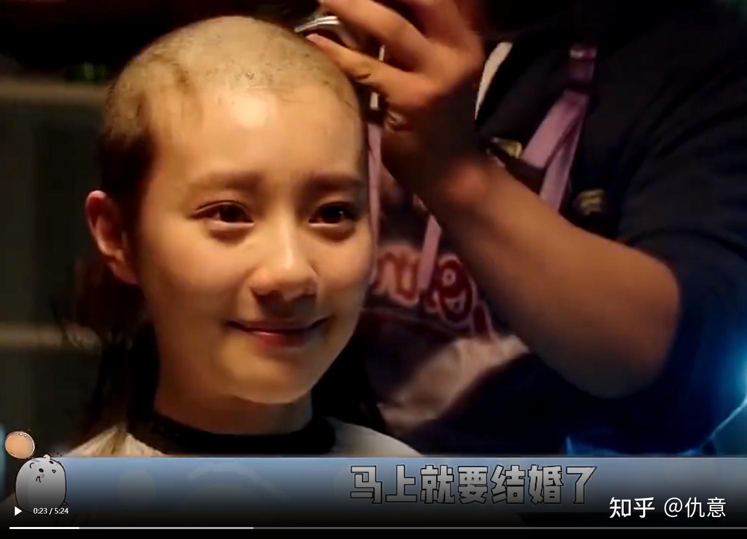 《少年的你》拍摄期间,周冬雨为剧情推了光头,当时曾被狂赞为"为艺术