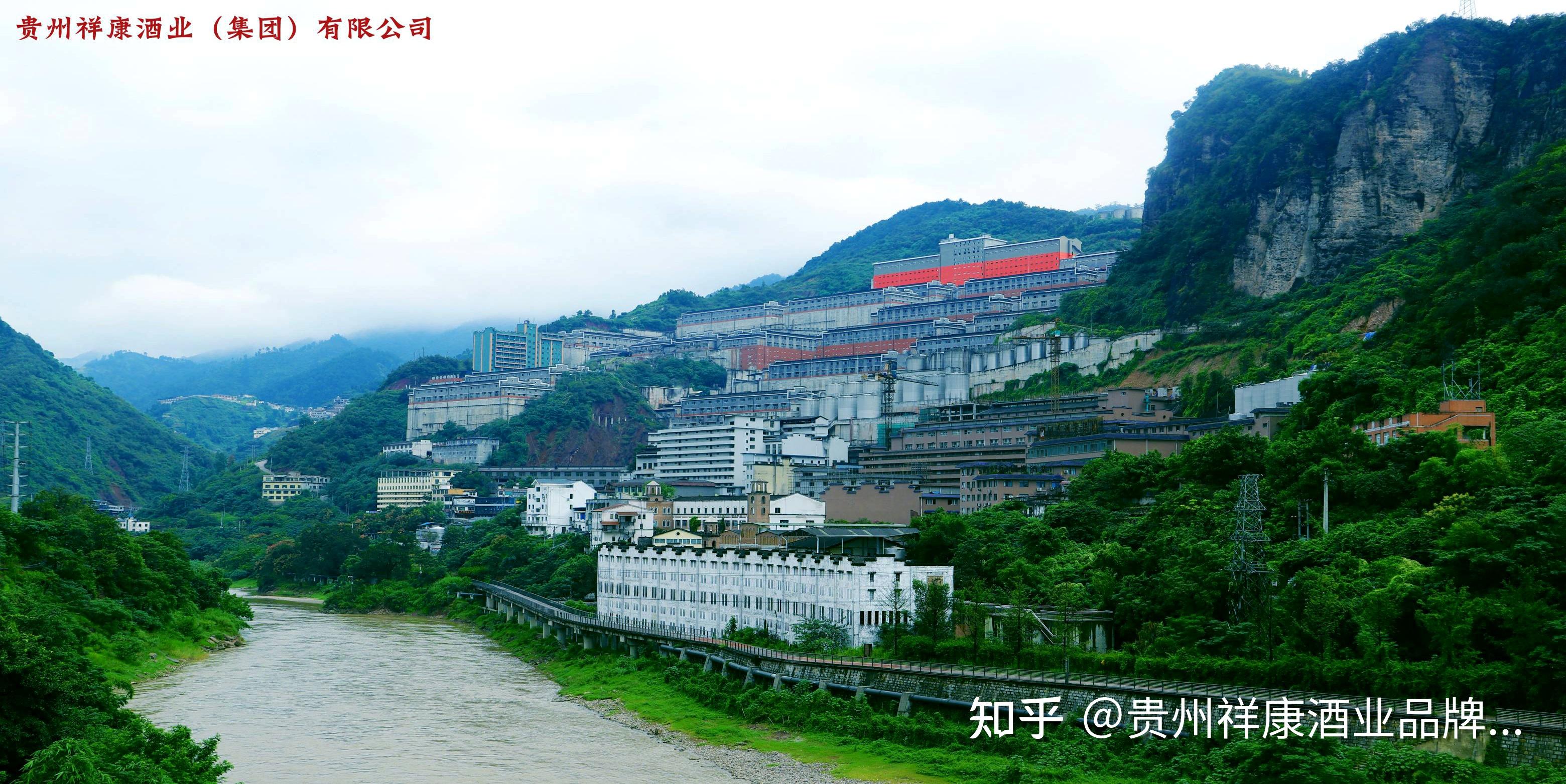 茅台镇核心产区的祥康大烧坊拥有着28栋标准化的生产车间,1366口窖池