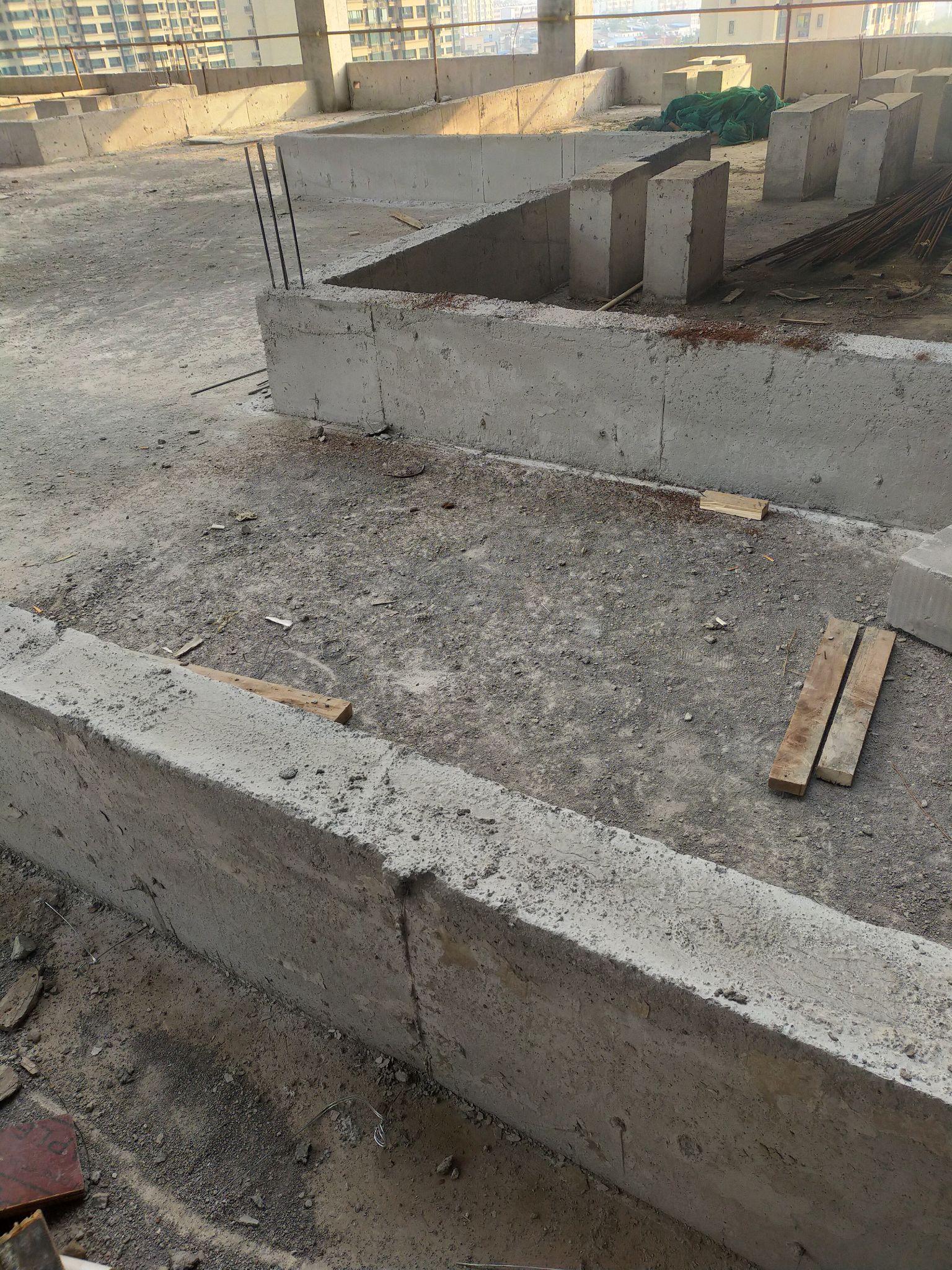 钢筋混凝土反坎可以敲吗?