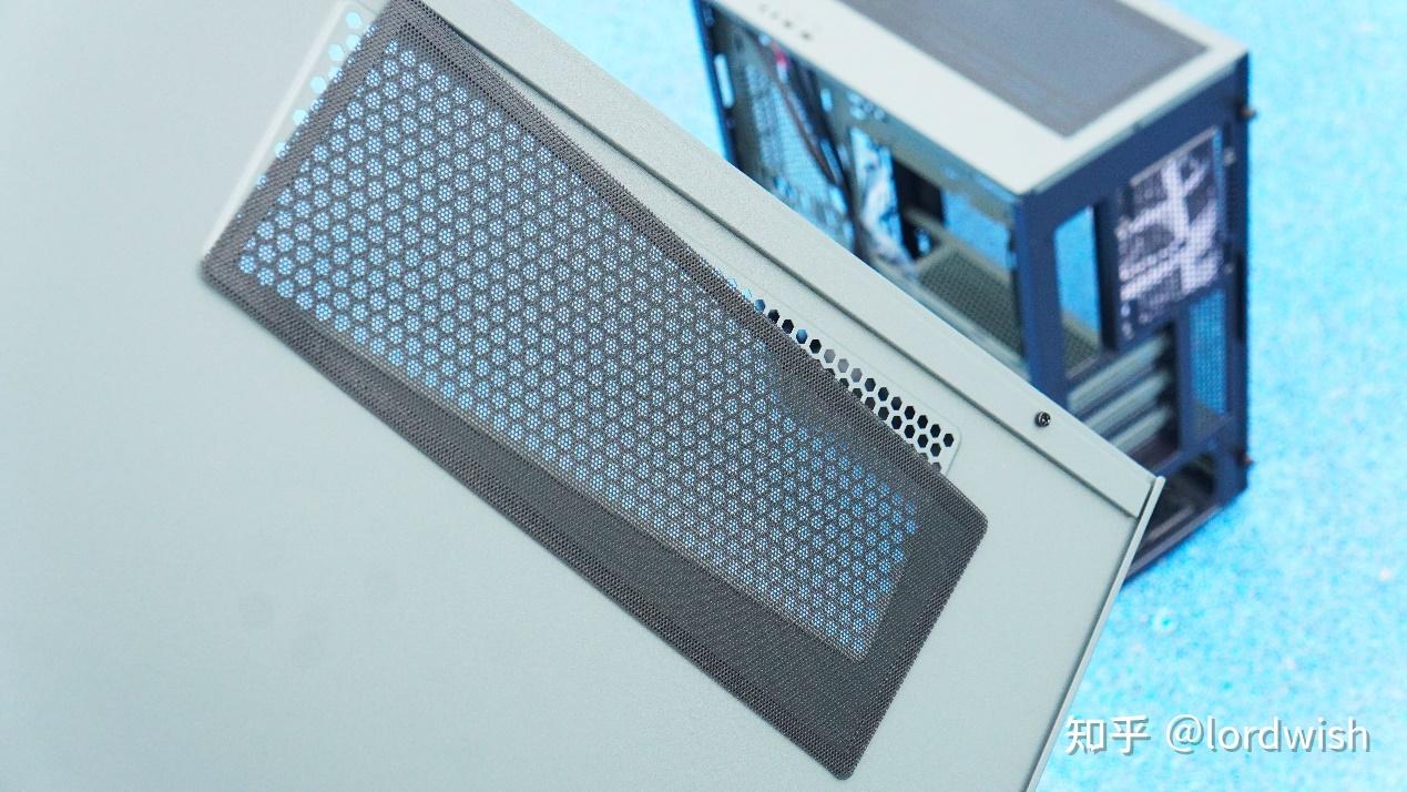 支持双360水冷的中塔机箱，配色新颖、前侧双透的鑫谷直男360点评