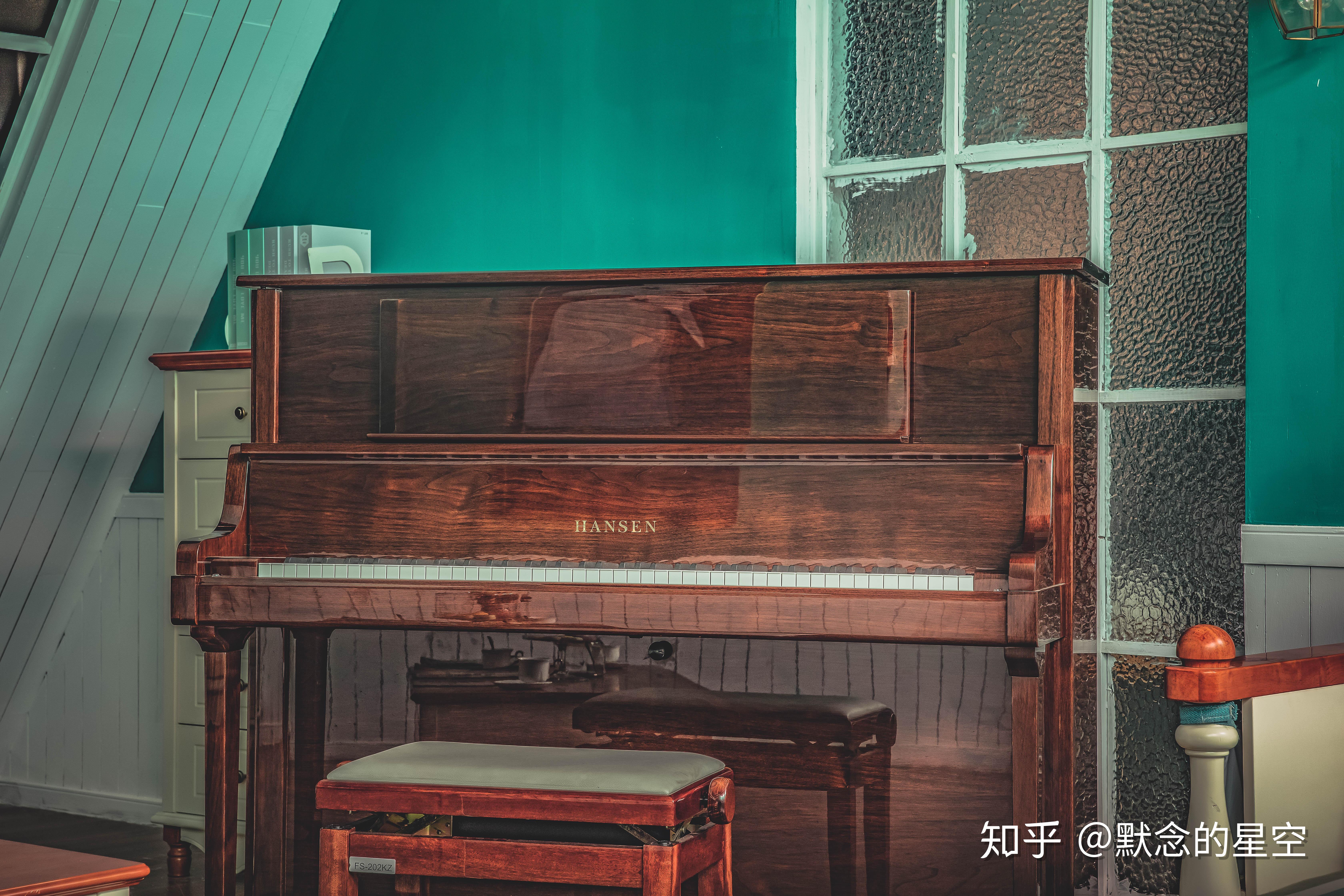 翰森钢琴,触感舒适的黑白琴键;欧洲进口鱼鳞云杉木,环保抗氧化abs树脂
