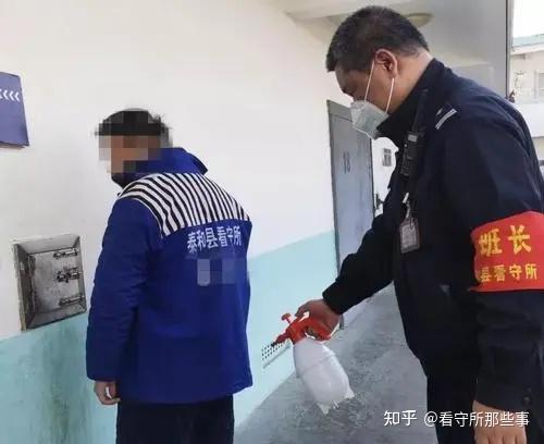 看守所的犯人冬天可以洗熱水澡嗎