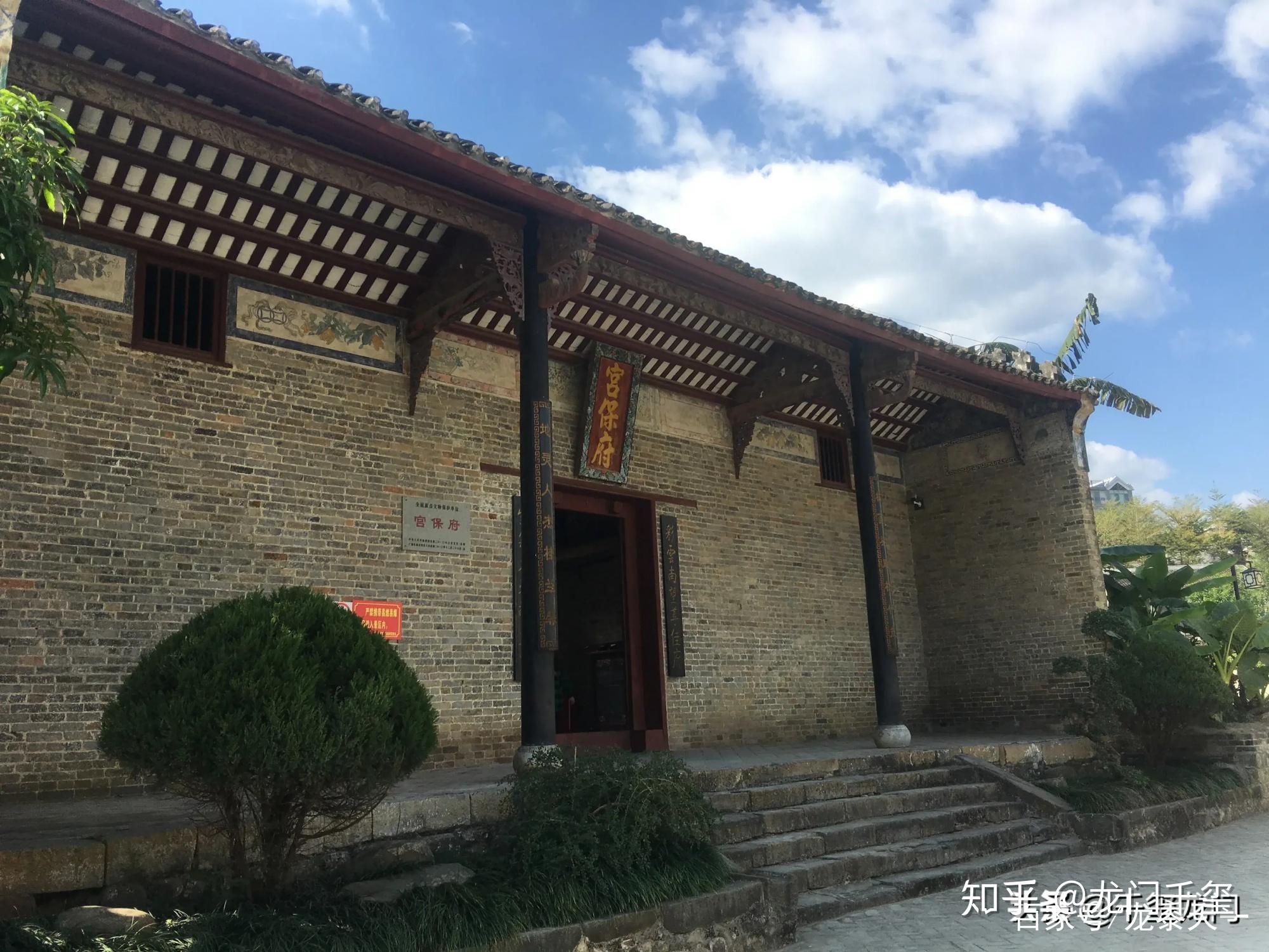 从西林县城到宫保府所在的那劳镇大概有六十公里左右的路程,一条干净