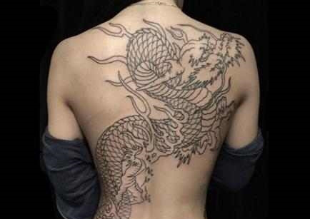 水浒传中对扈三娘介绍:"女将,唤做一丈青扈三娘,使两口日月刀,好生了