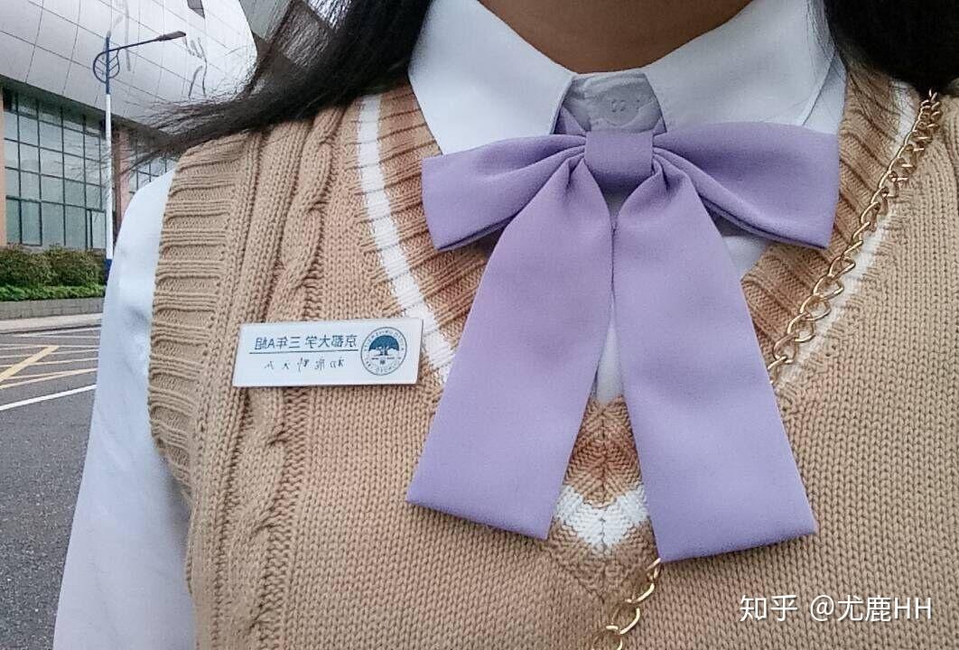 为什么穿jk制服的很多女孩子会去定制名扎
