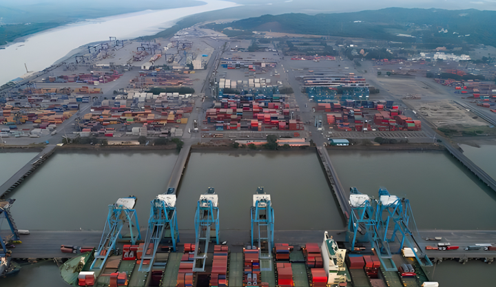 大量弃货堆积港口将被海关拍卖