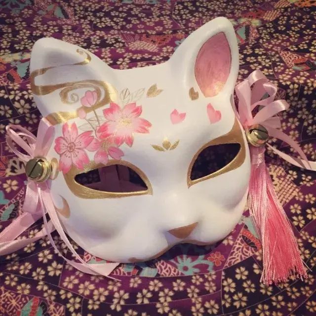 那么还有一种靠谱的方法让你的狐狸面具独树一帜:大胆上色