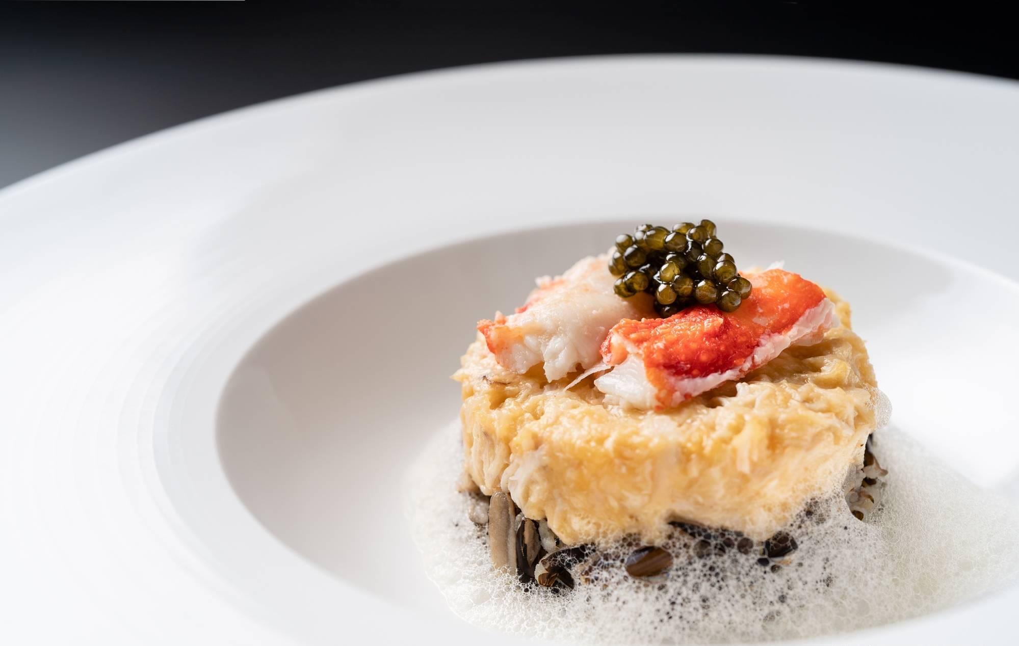 菜品除了要口感极致意外,外表也需要保持精致且高贵的模样,鱼子酱颗粒