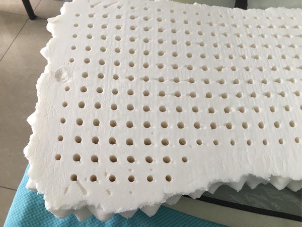 帮我看看这个乳胶枕有多假?