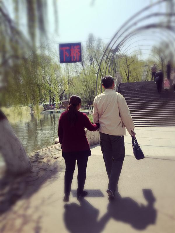 你爸妈恩爱的样子是什么样?