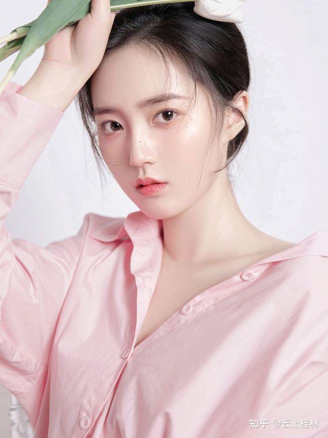 氧气美女白嫩性感丰满今年很流行氧气美女所谓的氧气美女是来形容长相