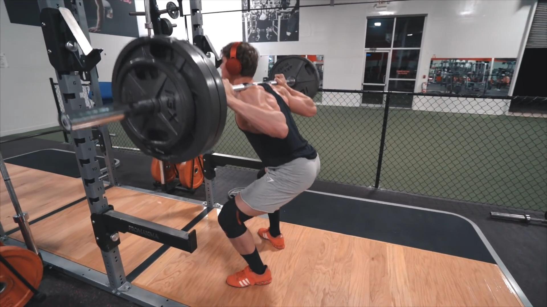 街健大神进健身房女教练主动扶杆子