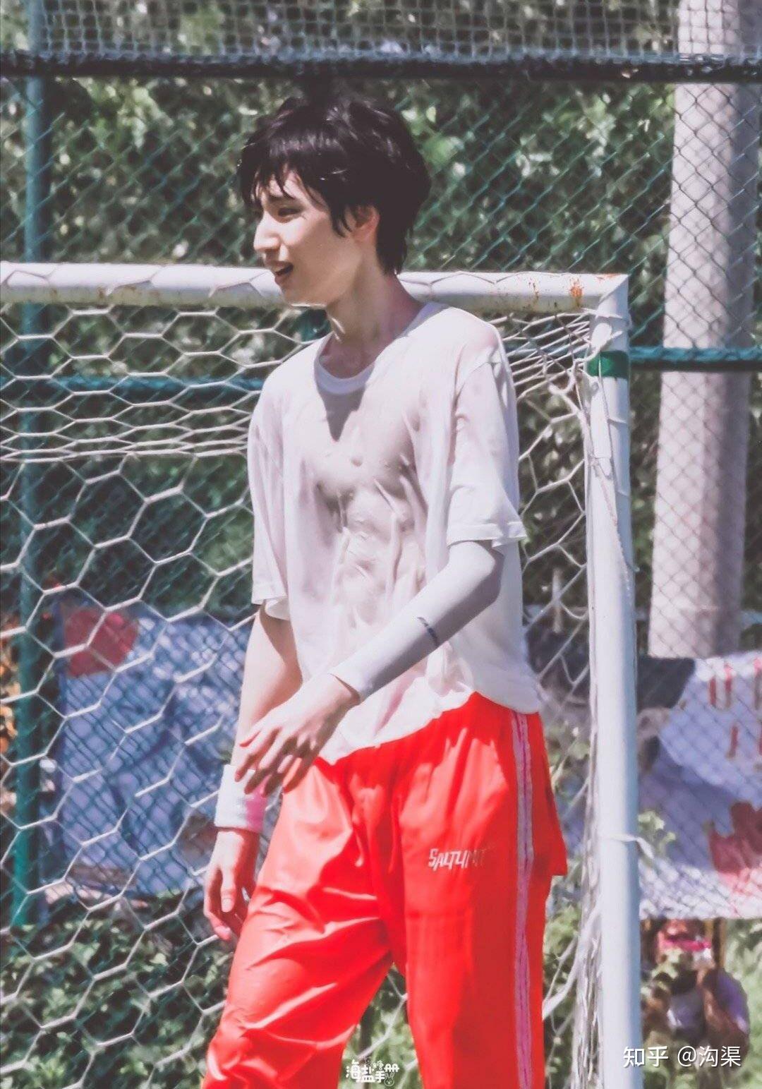 姐妹们,有严浩翔胸肌的照片吗? - 知乎