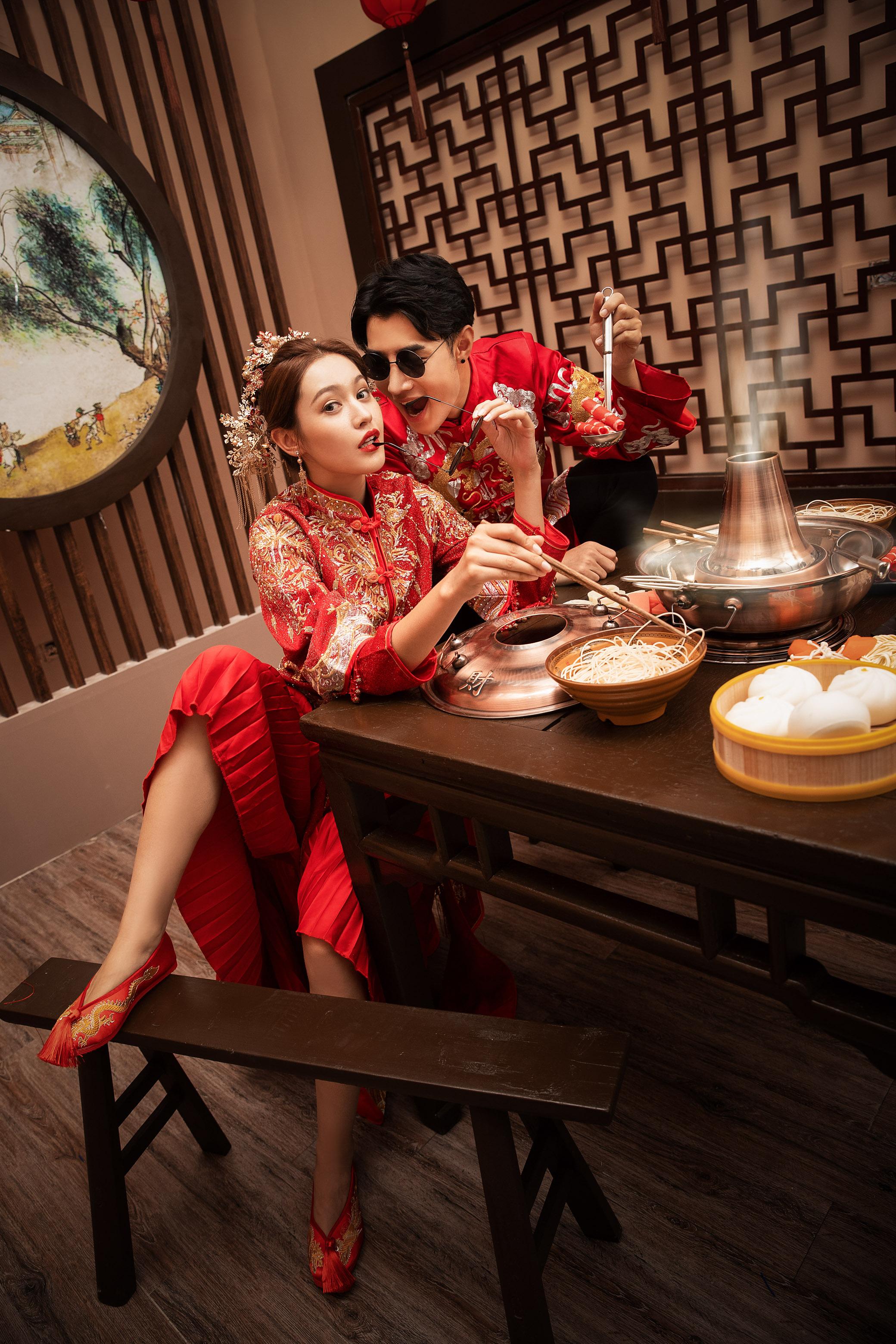 新中式婚纱照融入优雅别致的中式元素区别于大红色喜服的热烈与亮眼