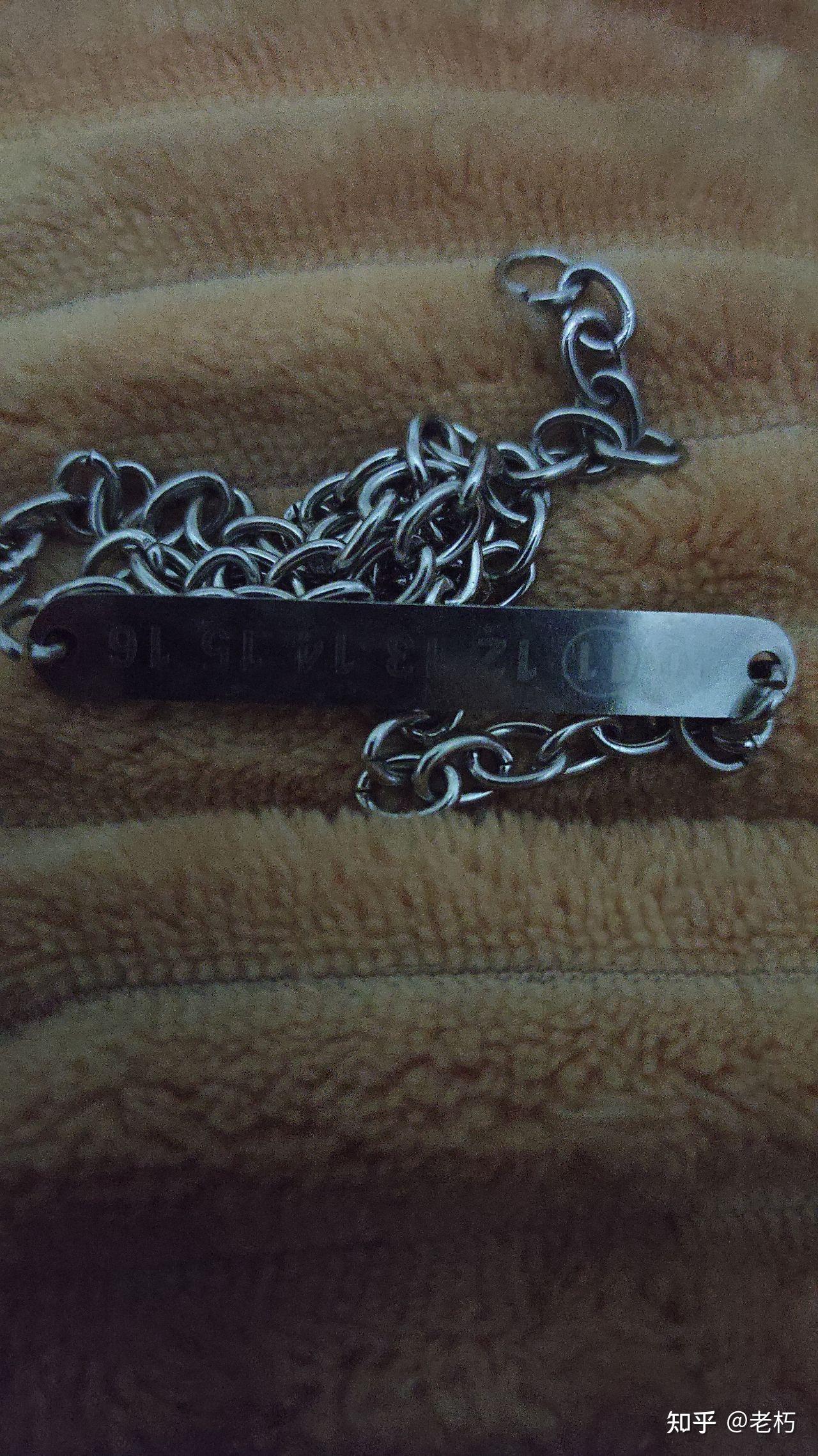拍的时候是夏天,狗牌指的是脖子上的项链,长这样老朽