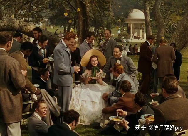 《乱世佳人》中的斯佳丽出场是在十二棵橡树庄园的宴席上,这个长着